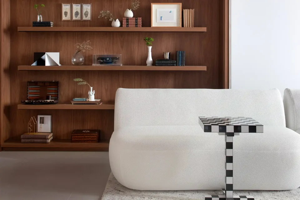 Living com estante em madeira, publicado pela CASACOR