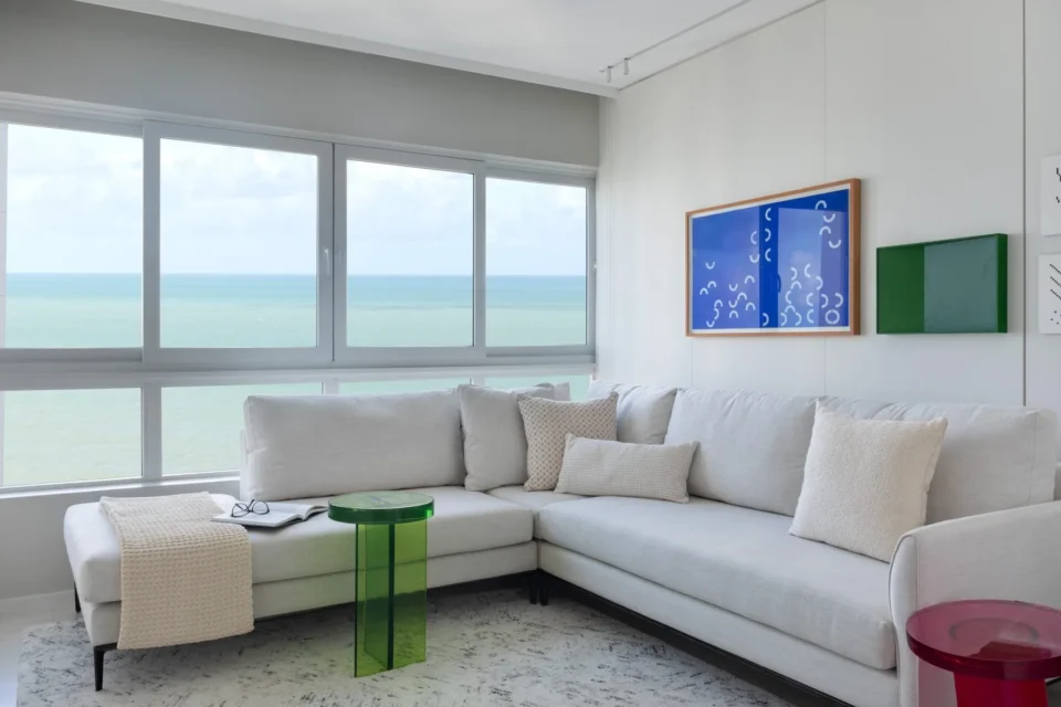 Sala de estar com vista para o mar, publicada pela Habitare